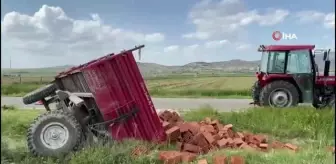 Bağlantı demiri kopan tuğla yüklü traktör devrildi