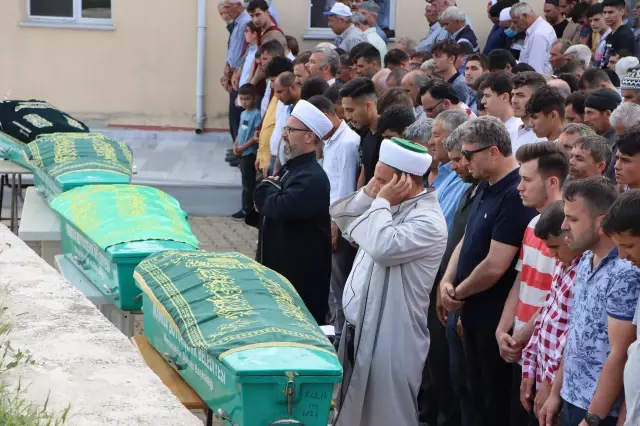 Manisa'da iki otomobilin çarpıştığı kazada 4 kişi öldü, 2 kişi yaralandı