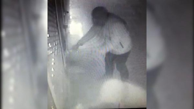 Tüfekle ateş açılan eczane daha önce de yakılmak istenmiş