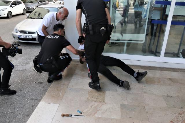 Adına havale gelmediği için bıçakla banka müdürünün odasına çıkan şahıs, gözaltına alınırken ağladı Adına havale gelmediği için bıçakla banka müdürünün odasına çıkan şahıs, gözaltına alınırken ağladı