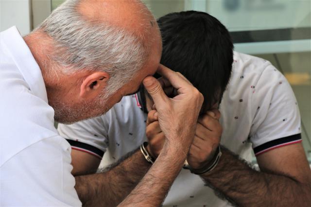 Adına havale gelmediği için bıçakla banka müdürünün odasına çıkan şahıs, gözaltına alınırken ağladı Adına havale gelmediği için bıçakla banka müdürünün odasına çıkan şahıs, gözaltına alınırken ağladı