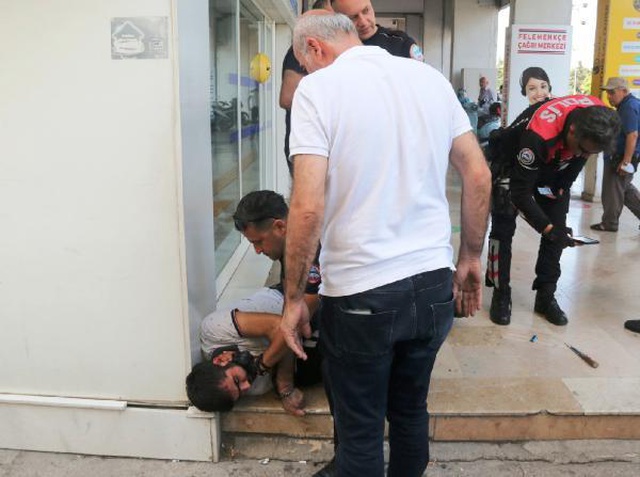 Adına havale gelmediği için bıçakla banka müdürünün odasına çıkan şahıs, gözaltına alınırken ağladı Adına havale gelmediği için bıçakla banka müdürünün odasına çıkan şahıs, gözaltına alınırken ağladı