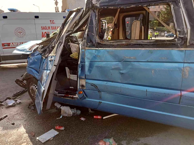 Ankara'da otomobilin çarptığı yolcu minibüsü metrelerce sürüklendi! 20 kişi yaralandı