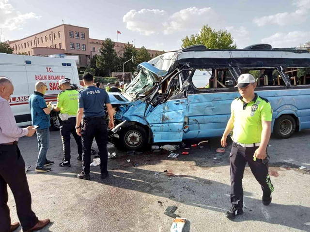 Ankara'da otomobilin çarptığı yolcu minibüsü metrelerce sürüklendi! 20 kişi yaralandı