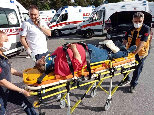 Ankara'da otomobilin çarptığı yolcu minibüsü metrelerce sürüklendi! 20 kişi yaralandı
