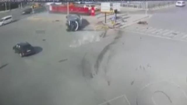 Ankara'da otomobilin çarptığı yolcu minibüsü metrelerce sürüklendi! 20 kişi yaralandı