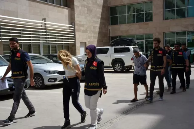 Escort olarak gittiği yerlerde çağırdığı 3 kişi ile birlikte gasp yapan 4 kişi tutuklandı