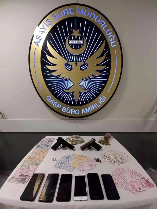 Escort olarak gittiği yerlerde çağırdığı 3 kişi ile birlikte gasp yapan 4 kişi tutuklandı