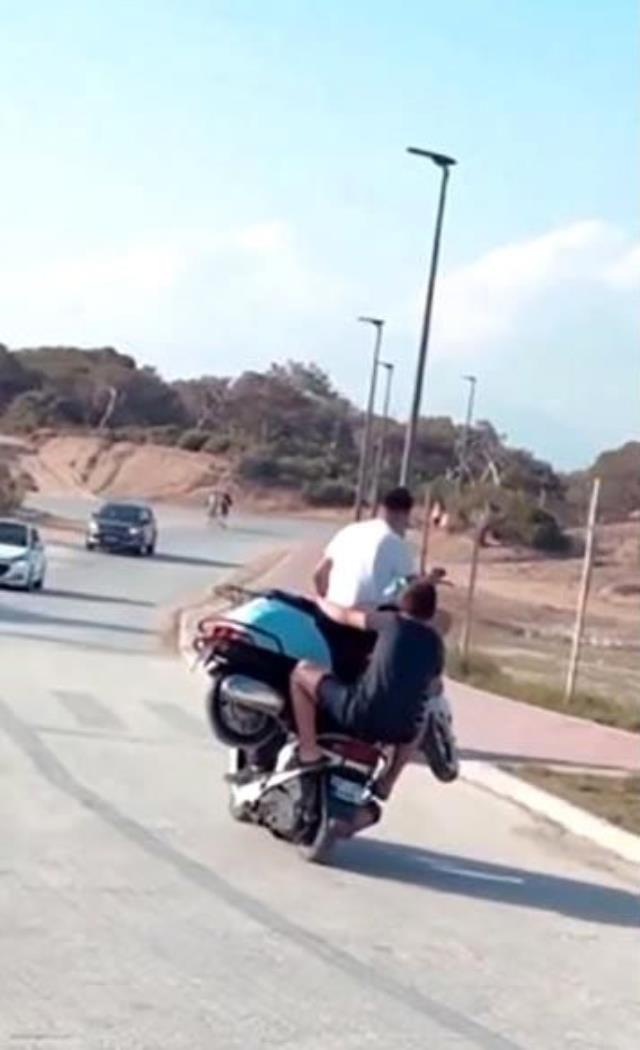 Motosikleti başka bir motosiklete yükleyip üzerinde giden gençler ölüme meydan okudu Motosikleti başka bir motosiklete yükleyip üzerinde giden gençler ölüme meydan okudu