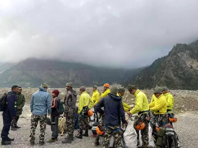 Nepal'de kaybolan uçağın enkazı bulundu