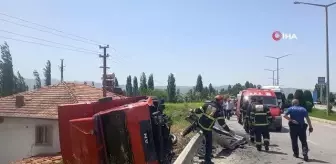 Sürücüsünün hakimiyetini kaybettiği kamyon bariyerlere çarparak bir evin bahçesine devrildi