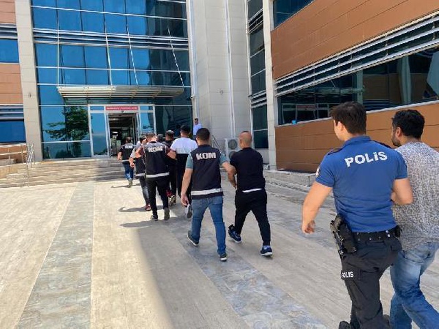 Tanıştığı kadının ikram ettiği suyu içince bayılan iş insanına çıplak fotoğraflarıyla şantaj yapıldı Tanıştığı kadının ikram ettiği suyu içince bayılan iş insanına çıplak fotoğraflarıyla şantaj yapıldı
