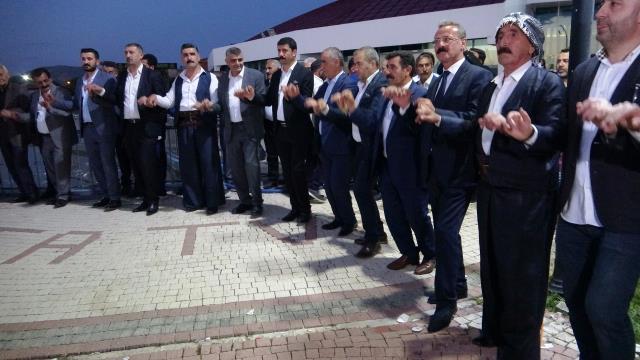 Türkiye'de son yılların en kalabalık düğünü oldu! Aşiret damadı ve gelinine takılan takı miktarı dudak uçuklatıyor Türkiye'de son yılların en kalabalık düğünü oldu! Aşiret damadı ve gelinine takılan takı miktarı dudak uçuklatıyor