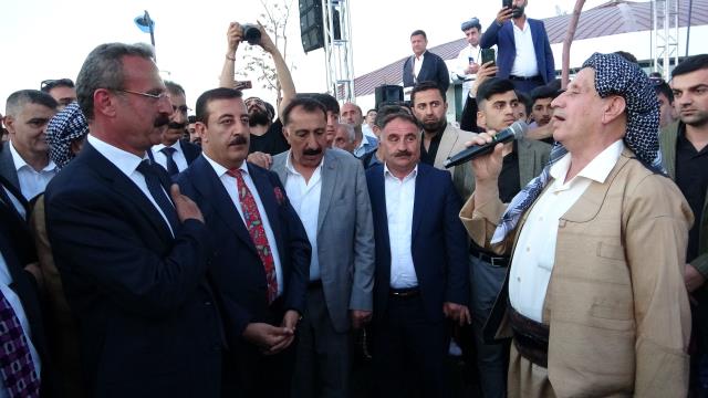 Türkiye'de son yılların en kalabalık düğünü oldu! Aşiret damadı ve gelinine takılan takı miktarı dudak uçuklatıyor Türkiye'de son yılların en kalabalık düğünü oldu! Aşiret damadı ve gelinine takılan takı miktarı dudak uçuklatıyor