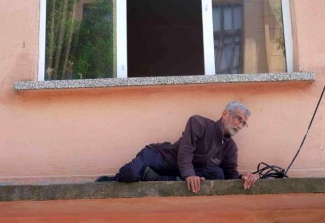 70 yaşındaki vatandaşın sundurmaya çıktığını görenler intihar girişimi sandı, gerçek ise bambaşka çıktı 70 yaşındaki vatandaşın sundurmaya çıktığını görenler intihar girişimi sandı, gerçek ise bambaşka çıktı