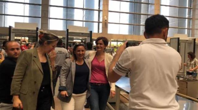 Canan Kaftancıoğlu cezaevine gönderilirken Türkan Saylan'ın 'mola' işaretini yaptı Canan Kaftancıoğlu cezaevine gönderilirken Türkan Saylan'ın 'mola' işaretini yaptı
