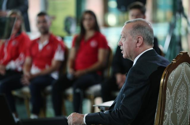 Cumhurbaşkanı Erdoğan'dan alkole gelen zamlara tepki gösterenlere yanıt: Aç sefil geziyorlar ama rakı, bira almaktan geri durmuyorlar