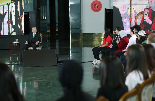 Gençlerle sohbet eden Cumhurbaşkanı Erdoğan, 'Maçtan geliyorum' diyerek attığı sayıyı söyledi, salondakiler şaşırdı Gençlerle sohbet eden Cumhurbaşkanı Erdoğan, 'Maçtan geliyorum' diyerek attığı sayıyı söyledi, salondakiler şaşırdı