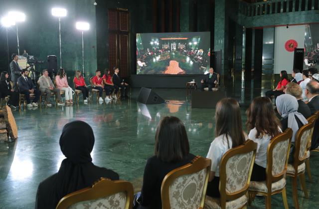 Gençlerle sohbet eden Cumhurbaşkanı Erdoğan, 'Maçtan geliyorum' diyerek attığı sayıyı söyledi, salondakiler şaşırdı Gençlerle sohbet eden Cumhurbaşkanı Erdoğan, 'Maçtan geliyorum' diyerek attığı sayıyı söyledi, salondakiler şaşırdı