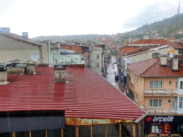 Kastamonu'da fındık büyüklüğündeki dolu yağışı korkuttu