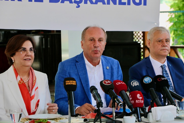 Bu sefer sinirlenmek yerine gülen Muharrem İnce, partisinin yüzde 7'yi geçtiğini açıkladı Bu sefer sinirlenmek yerine gülen Muharrem İnce, partisinin yüzde 7'yi geçtiğini açıkladı