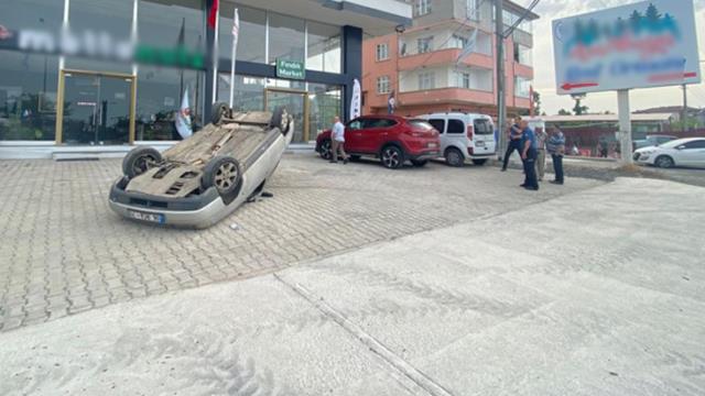 Ordu'da akıl almaz olay: Kepçe operatörü, içerisinde sürücü olan otomobile vurup ters çevirdi Ordu'da akıl almaz olay: Kepçe operatörü, içerisinde sürücü olan otomobile vurup ters çevirdi