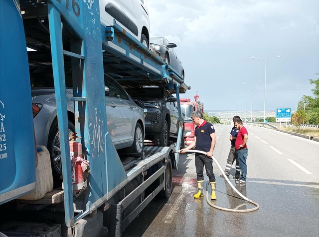 Üzeri sıfır araç yüklü tırın lastikleri bir anda alev aldı
