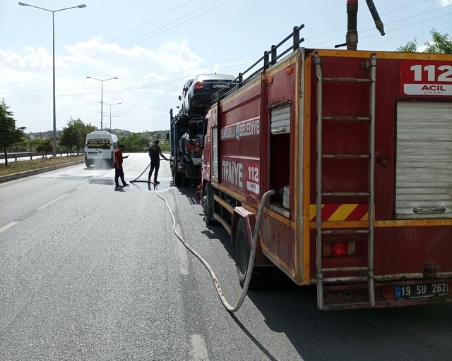 Üzeri sıfır araç yüklü tırın lastikleri bir anda alev aldı