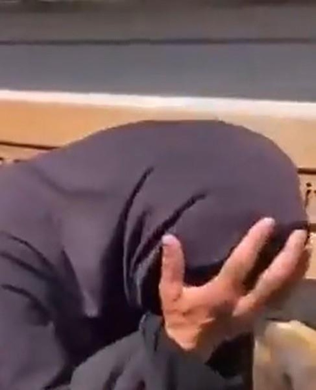 Suriyeli kadını tekmeleyip 'Benzettim' diyen şahıs, düzenlenen operasyonla yakalandı Suriyeli kadını tekmeleyip 'Benzettim' diyen şahıs, düzenlenen operasyonla yakalandı