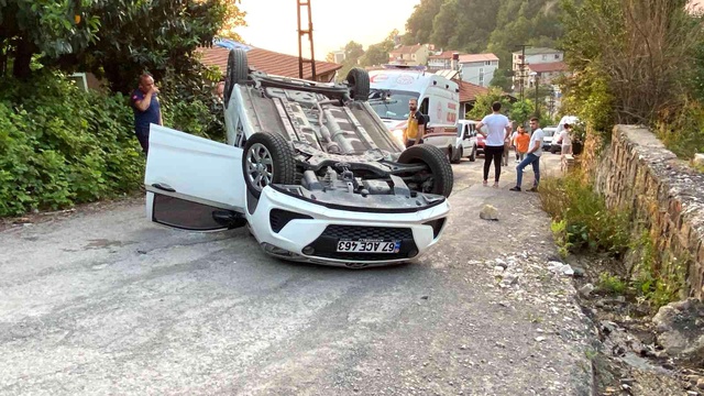 Takla atan araçtan burunları bile kanamadan çıktılar Takla atan araçtan burunları bile kanamadan çıktılar