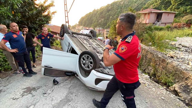 Takla atan araçtan burunları bile kanamadan çıktılar Takla atan araçtan burunları bile kanamadan çıktılar