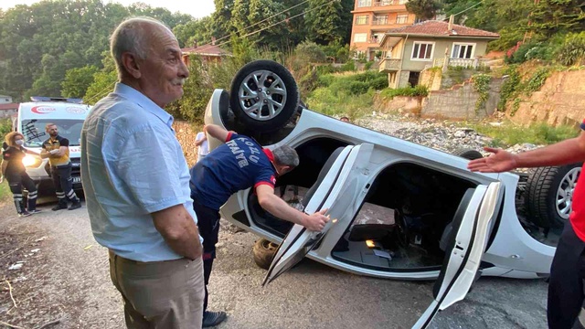 Takla atan araçtan burunları bile kanamadan çıktılar Takla atan araçtan burunları bile kanamadan çıktılar