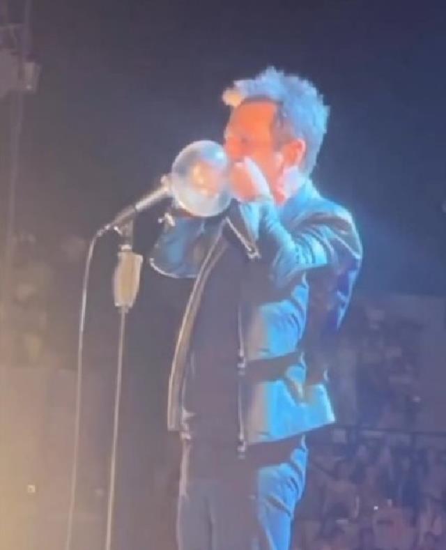 Teoman, konser esnasında önce ruj sürdü sonra kondom şişirip seyircilere attı Teoman, konser esnasında önce ruj sürdü sonra kondom şişirip seyircilere attı