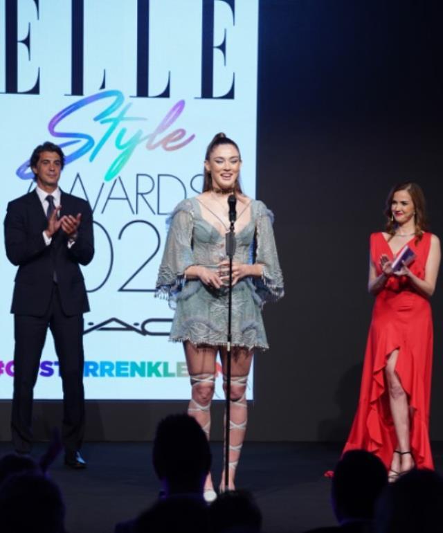 Ünlü isimlerin akın ettiği ELLE Style Awards 2022'de yılın enleri ödüllerini aldı