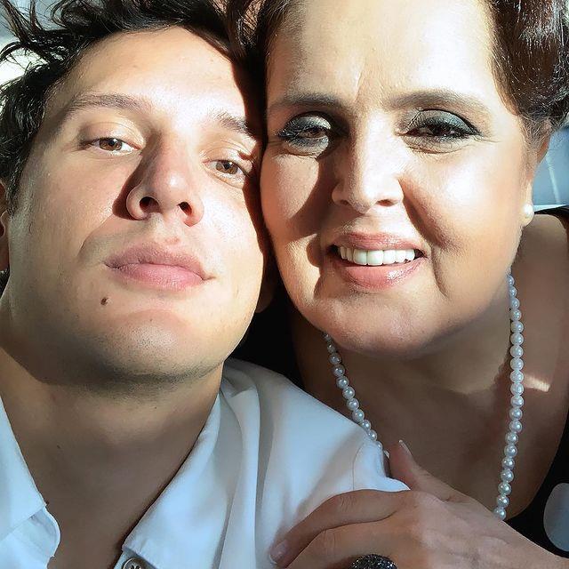 Annesi kanser tedavisi gören Edis, konserinde babasını yalnız görünce gözyaşlarına hakim olamadı Annesi kanser tedavisi gören Edis, konserinde babasını yalnız görünce gözyaşlarına hakim olamadı