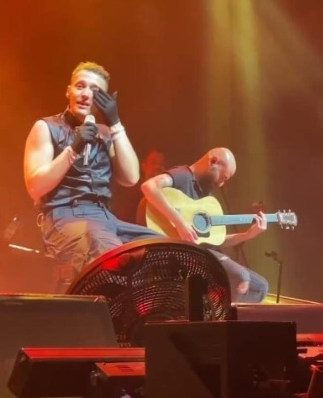 Annesi kanser tedavisi gören Edis, konserinde babasını yalnız görünce gözyaşlarına hakim olamadı Annesi kanser tedavisi gören Edis, konserinde babasını yalnız görünce gözyaşlarına hakim olamadı