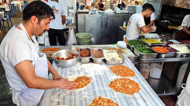 Bodrum'da lahmacun fiyatı 20 kilometre içerisinde 15 liradan 450 liraya çıkıyor Bodrum'da lahmacun fiyatı 20 kilometre içerisinde 15 liradan 450 liraya çıkıyor