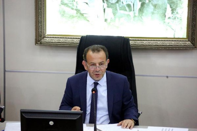 Kadın meclis üyesine yönelik sözleri tepki çeken Tanju Özcan kendini savundu: Olayın mağduru benim, özür bekliyorum Kadın meclis üyesine yönelik sözleri tepki çeken Tanju Özcan kendini savundu: Olayın mağduru benim, özür bekliyorum