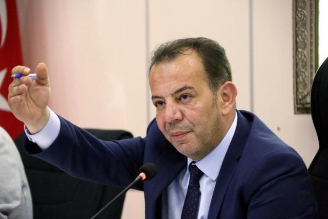 Kadın meclis üyesine yönelik sözleri tepki çeken Tanju Özcan kendini savundu: Olayın mağduru benim, özür bekliyorum Kadın meclis üyesine yönelik sözleri tepki çeken Tanju Özcan kendini savundu: Olayın mağduru benim, özür bekliyorum