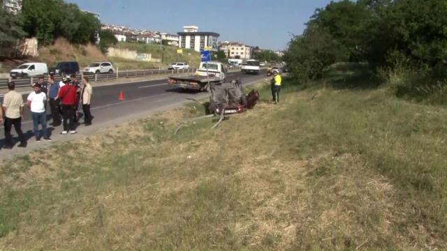 Büyükçekmece'de takla atan bir otomobil otobüs durağına daldı: 1 kişi öldü, 10 kişi yaralandı