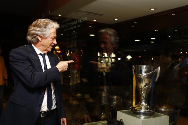 Fenerbahçe'den Jorge Jesus paylaşımı! Müzede kupayla verdiği manidar poza beğeni yağıyor