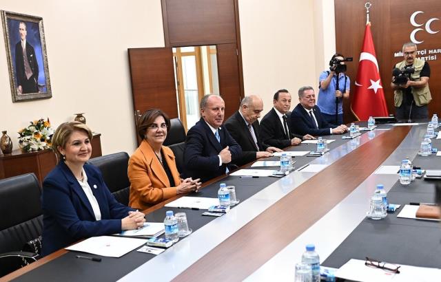 İnce, MHP'yi ziyaret etti! Görüşmeye Devlet Bahçeli'nin çıkıştaki hareketi damga vurdu İnce, MHP'yi ziyaret etti! Görüşmeye Devlet Bahçeli'nin çıkıştaki hareketi damga vurdu