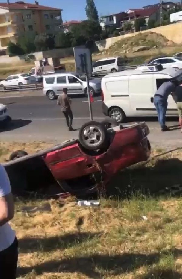 Büyükçekmece'de takla atan bir otomobil otobüs durağına daldı: 1 kişi öldü, çok sayıda yaralı var