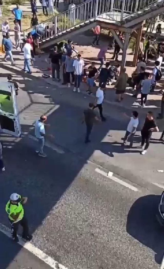 Büyükçekmece'de takla atan bir otomobil otobüs durağına daldı: 1 kişi öldü, çok sayıda yaralı var