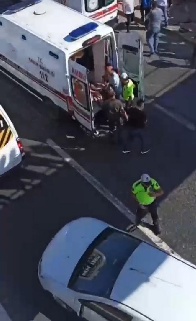 Büyükçekmece'de takla atan bir otomobil otobüs durağına daldı: 1 kişi öldü, çok sayıda yaralı var