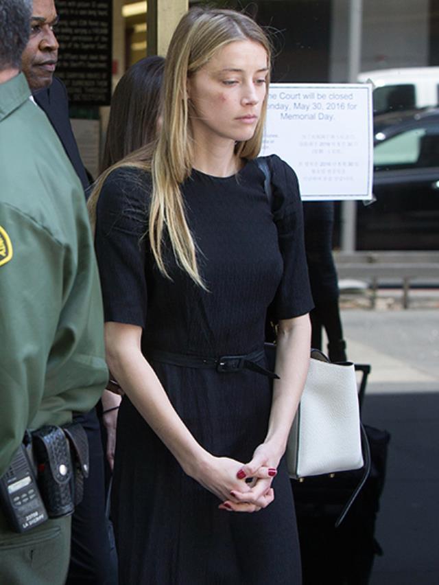 Amber Heard, dün görülen karar duruşmasında yine siyah intikam elbisesini giydi