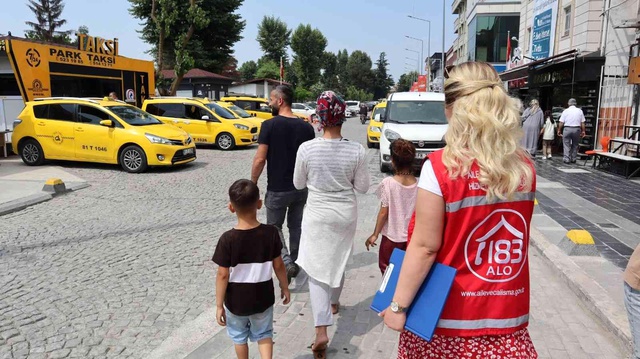 Böyle anne de nine de olmaz olsun! Dilendirilen küçük kızın söyledikleri vicdanları sızlattı Böyle anne de nine de olmaz olsun! Dilendirilen küçük kızın söyledikleri vicdanları sızlattı