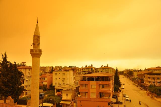 Gökyüzü kızıla büründü! Güney Doğu'daki vatandaşlara 'Dışarı çıkmayın' uyarısı Gökyüzü kızıla büründü! Güney Doğu'daki vatandaşlara 'Dışarı çıkmayın' uyarısı