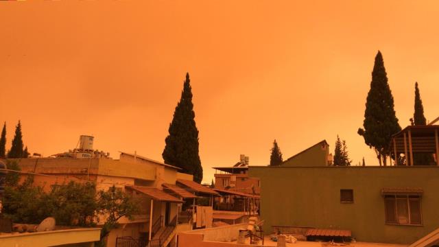 Gökyüzü kızıla büründü! Toz taşınımının etkili olduğu 5 ilimiz için 'Dışarı çıkmayın' uyarısı Gökyüzü kızıla büründü! Toz taşınımının etkili olduğu 5 ilimiz için 'Dışarı çıkmayın' uyarısı