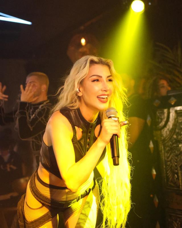 Hande Yener, mayolu sahne kıyafetiyle tüm dikkatleri üzerine çekti